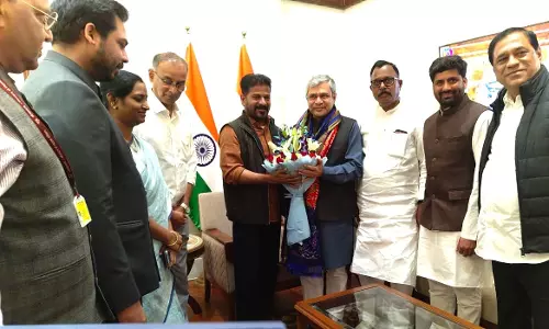 Telangana CM ने हैदराबाद एयरपोर्ट के पास हाई-स्पीड रेलवे कॉरिडोर शुरू करने की मांग की Telangana CM ने हैदराबाद एयरपोर्ट के पास हाई-स्पीड रेलवे कॉरिडोर शुरू करने की मांग की