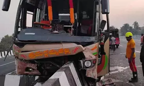 Odisha के बालासोर में तीर्थयात्रियों की बस पुल से नीचे गिर गई; ड्राइवर की मौत, 10 से ज़्यादा घायल