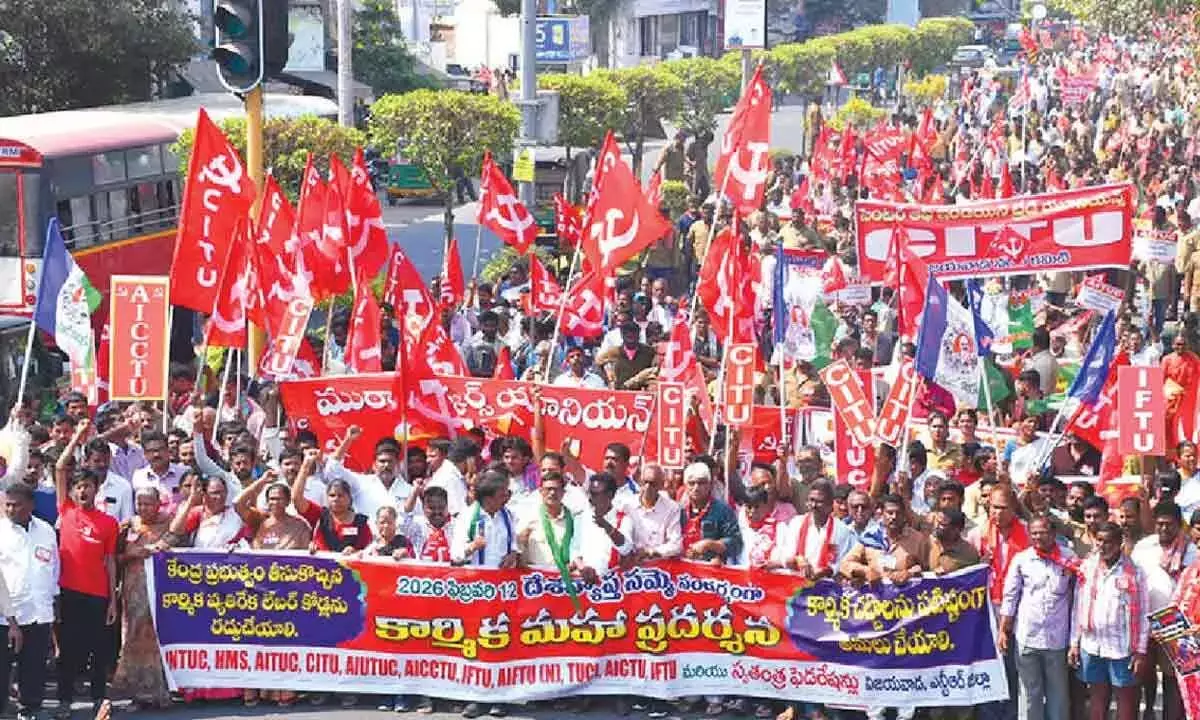 Andhra: विजयवाड़ा में हजारों लोगों की रैली से पूरा इलाका लाल हो गया Andhra: विजयवाड़ा में हजारों लोगों की रैली से पूरा इलाका लाल हो गया