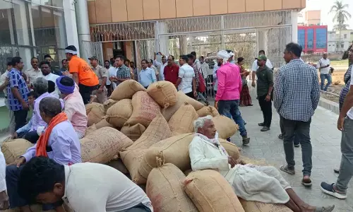 Odisha : धान खरीद में देरी को लेकर किसानों ने भद्रक कलेक्ट्रेट परिसर में विरोध प्रदर्शन किया
