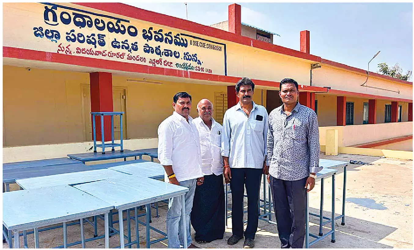 Andhra: पूर्व छात्रों ने नुन्ना ZPHS को 15 टेबल भेंट कीं