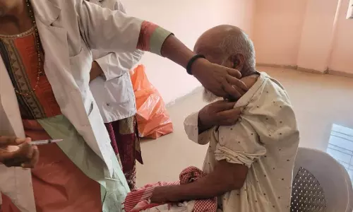 Bhopal:आज से शुरू हुआ हज यात्रियों का टीकाकरण Bhopal:आज से शुरू हुआ हज यात्रियों का टीकाकरण