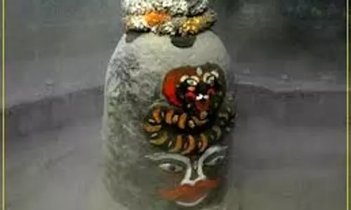 Mahakal Bhasma Aarti: जानें महाकाल की भस्म आरती में महिलाएं क्यों करती हैं घूंघट Mahakal Bhasma Aarti: जानें महाकाल की भस्म आरती में महिलाएं क्यों करती हैं घूंघट