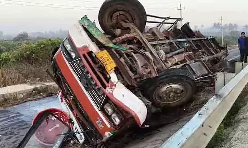Hoskote के पास हुए भयानक हादसों में 7 लोगों की मौके पर ही मौत Hoskote के पास हुए भयानक हादसों में 7 लोगों की मौके पर ही मौत
