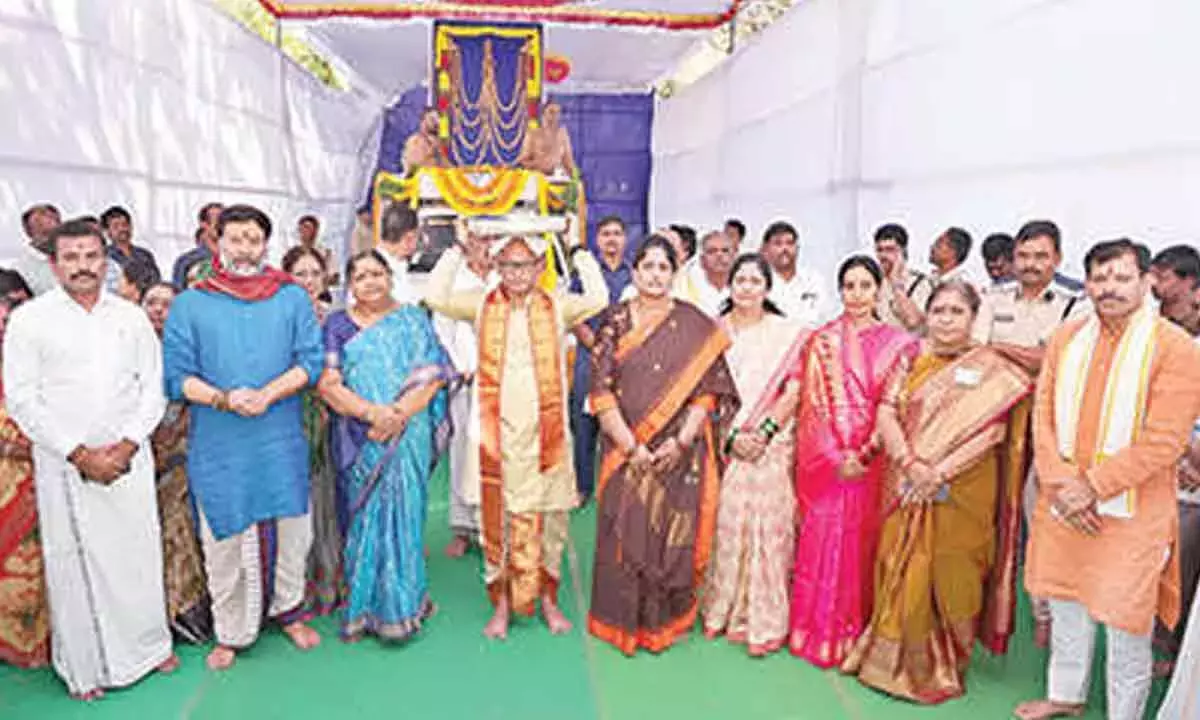 Andhra: लक्ष्मी कसुला हरम शोभायात्रा निकाली गई Andhra: लक्ष्मी कसुला हरम शोभायात्रा निकाली गई
