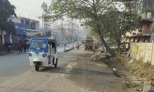 मौदहापारा में रोड किनारे से नाला सफाई कराई गई
