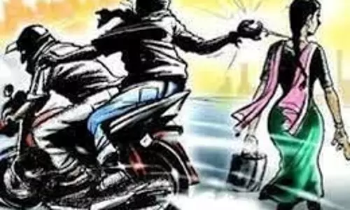 Jamshedpur: दिनदहाड़े चेन स्नैचिंग से इलाके में दहशत Jamshedpur: दिनदहाड़े चेन स्नैचिंग से इलाके में दहशत