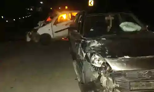 नेशनल हाईवे में कारों की भिड़ंत, 2 की दर्दनाक मौत नेशनल हाईवे में कारों की भिड़ंत, 2 की दर्दनाक मौत
