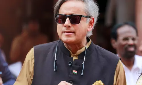 Shashi Tharoor: यात्रियों को सिर्फ़ दावों के नहीं, बल्कि असली जवाब मिलने चाहिए Shashi Tharoor: यात्रियों को सिर्फ़ दावों के नहीं, बल्कि असली जवाब मिलने चाहिए