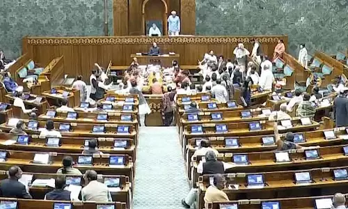 विपक्षी सदस्यों के नारे लगाने के कारण Lok Sabha की कार्यवाही दोपहर 12 बजे तक स्थगित विपक्षी सदस्यों के नारे लगाने के कारण Lok Sabha की कार्यवाही दोपहर 12 बजे तक स्थगित