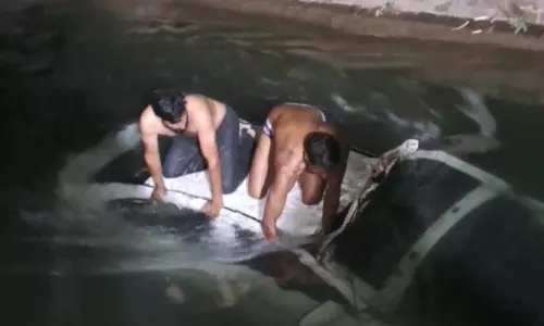 Haryana के सिरसा नहर में डूबती कार से ग्रामीणों ने 6 लोगों को बचाया Haryana के सिरसा नहर में डूबती कार से ग्रामीणों ने 6 लोगों को बचाया