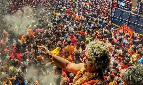 Religion: मसान होली का अनोखा रिवाज, महिलाओं पर क्यों है रोक
