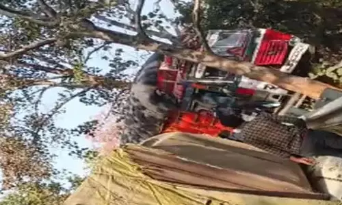 चिल्फी घाटी में ट्रक पलटने से लगा जाम, राहगीर परेशान चिल्फी घाटी में ट्रक पलटने से लगा जाम, राहगीर परेशान