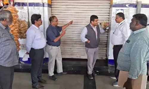 Kolar : बस स्टैंड होटल पर ताला Kolar : बस स्टैंड होटल पर ताला