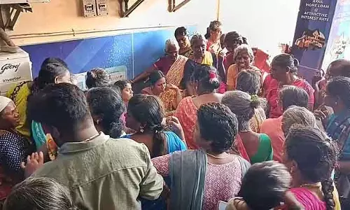 Women अधिकार कोष: बैंकों में महिलाओं की भीड़ उमड़ी