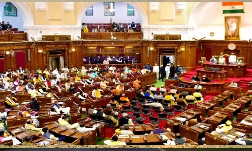 Lucknow: विधानसभा में बवाल, बहस के बीच अध्यक्ष ने छोड़ी कुर्सी Lucknow: विधानसभा में बवाल, बहस के बीच अध्यक्ष ने छोड़ी कुर्सी
