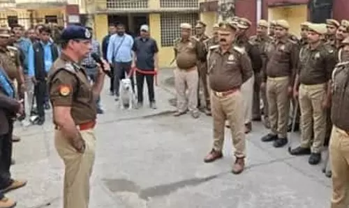 Varanasi: मेल से कचहरी उड़ाने की धमकी, रातभर चला सर्च ऑपरेशन Varanasi: मेल से कचहरी उड़ाने की धमकी, रातभर चला सर्च ऑपरेशन