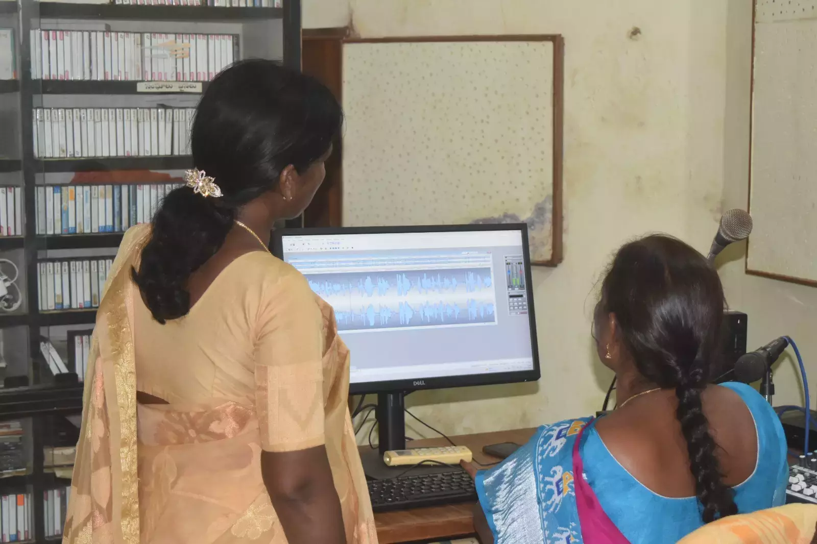 दलित Telugu महिलाओं द्वारा चलाया जाने वाला भारत का पहला सामुदायिक रेडियो दलित Telugu महिलाओं द्वारा चलाया जाने वाला भारत का पहला सामुदायिक रेडियो