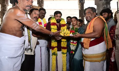 Sasikumar, चैत्र जे अचार ने माई लॉर्ड टीम के साथ तिरुवन्नामलाई मंदिर में पूजा की