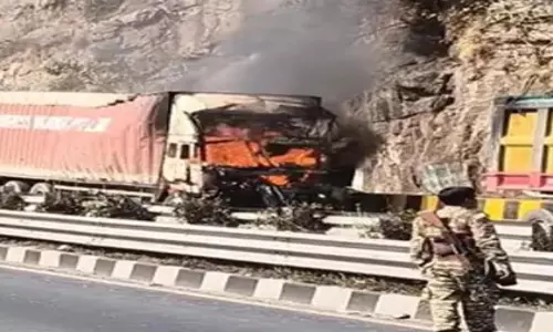 ब्रेक फेल...घाटी में कंटेनर में लगी आग, चालक की जिंदा जलकर मौत ब्रेक फेल...घाटी में कंटेनर में लगी आग, चालक की जिंदा जलकर मौत