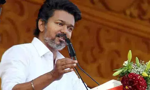 DMK नेता TVK विजय ने टीवी शो में महिलाओं को 2000 रुपये देकर सम्मानित किया DMK नेता TVK विजय ने टीवी शो में महिलाओं को 2000 रुपये देकर सम्मानित किया