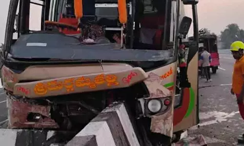 Balasore में तीर्थयात्रियों से भरी बस ओवरब्रिज से टकराई, ड्राइवर की मौत, 10 घायल