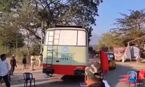 Rayagada प्रदर्शनकारियों के बीच बाल-बाल बची पुलिस बस, ब्रेक फेल हो गया Rayagada प्रदर्शनकारियों के बीच बाल-बाल बची पुलिस बस, ब्रेक फेल हो गया