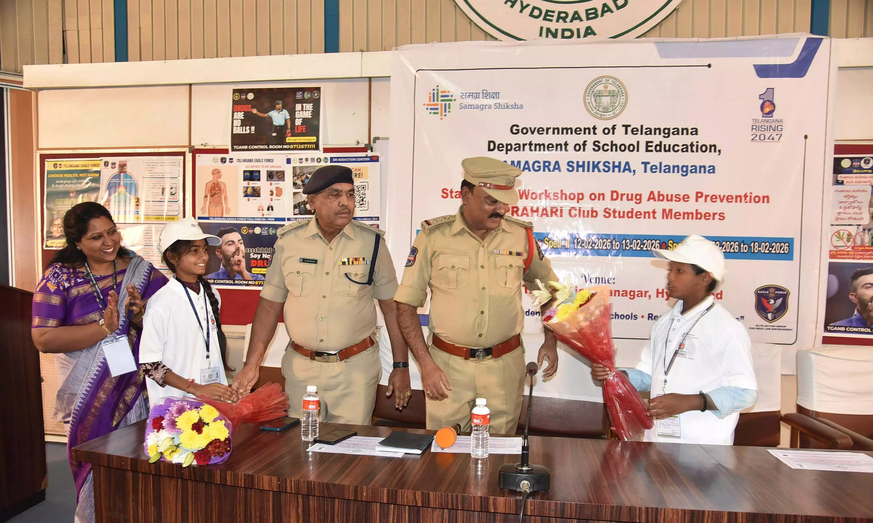 ईगल फोर्स officer का कहना है कि बच्चों को नशीले पदार्थों की सप्लाई गैर-कानूनी है ईगल फोर्स officer का कहना है कि बच्चों को नशीले पदार्थों की सप्लाई गैर-कानूनी है
