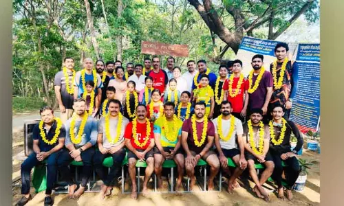 Kerala : सात साल की एक लड़की समेत 29 सदस्यों के एक समूह ने पेरियार नदी तैरकर पार की