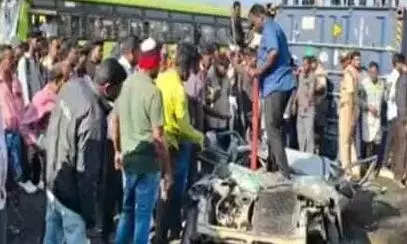 Andhra : चित्तूर में खड़ी लॉरी से कार टकराने से एक व्यक्ति की मौत Andhra : चित्तूर में खड़ी लॉरी से कार टकराने से एक व्यक्ति की मौत