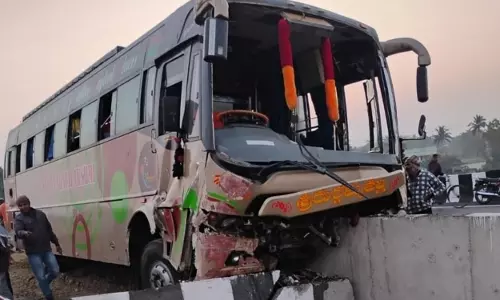 Balasore में तीर्थयात्रियों की बस दुर्घटनाग्रस्त: ड्राइवर की मौत, 14 यात्री गंभीर Balasore में तीर्थयात्रियों की बस दुर्घटनाग्रस्त: ड्राइवर की मौत, 14 यात्री गंभीर