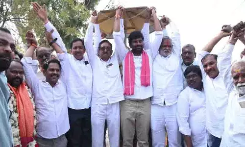 कायतनपल्ली नगर पालिका में BRS और CPI नेताओं का जश्न