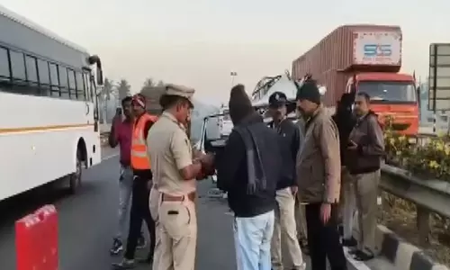Hoskote-डाबास्पेट राजमार्ग पर सिलसिलेवार दुर्घटना में 7 लोगों की मौत Hoskote-डाबास्पेट राजमार्ग पर सिलसिलेवार दुर्घटना में 7 लोगों की मौत