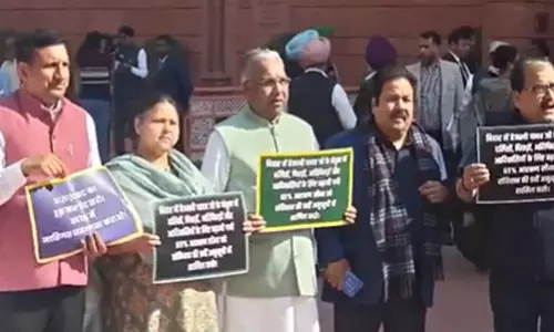 RJD सांसदों ने संसद के बाहर प्रदर्शन किया, प्रधानमंत्री मोदी और नीतीश कुमार के इस्तीफे की मांग की