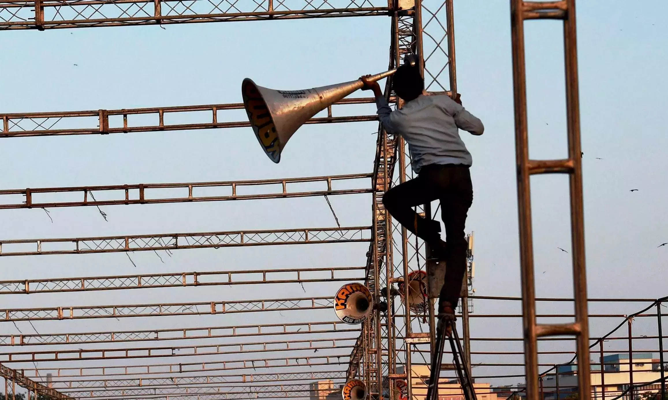 Tamil Nadu के एक युवक पर मंदिर के लाउडस्पीकर पर विजय फिल्म का गाना बजाने पर मामला दर्ज Tamil Nadu के एक युवक पर मंदिर के लाउडस्पीकर पर विजय फिल्म का गाना बजाने पर मामला दर्ज