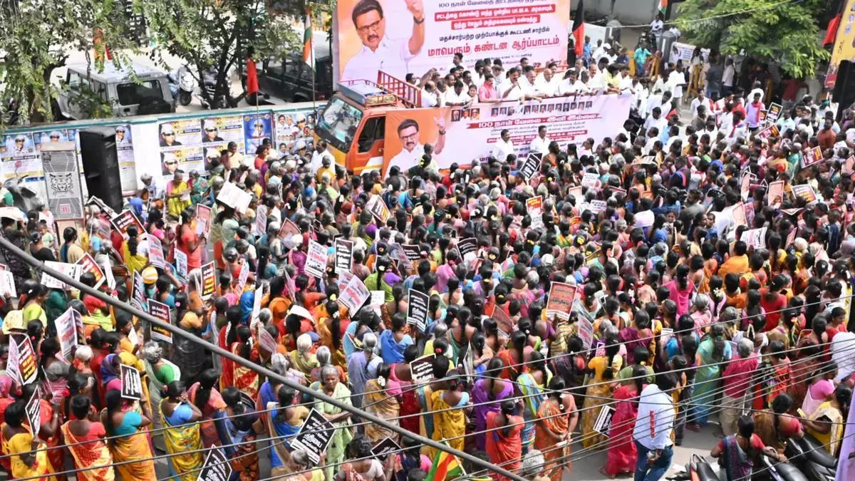 DMK ने 1500 जगहों पर BJP के खिलाफ प्रदर्शन किया DMK ने 1500 जगहों पर BJP के खिलाफ प्रदर्शन किया