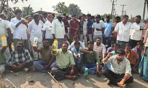 किसानों ने urea के बदले कीटनाशक के डिब्बे लेकर विरोध प्रदर्शन किया किसानों ने urea के बदले कीटनाशक के डिब्बे लेकर विरोध प्रदर्शन किया