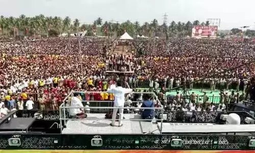 राजनीतिक कार्यक्रम में हार्ट-अटैक से एक की मौत, खड़े-खड़े बेहोश हो गए... राजनीतिक कार्यक्रम में हार्ट-अटैक से एक की मौत, खड़े-खड़े बेहोश हो गए...