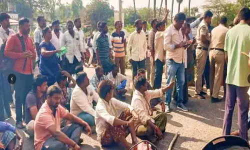 Penpahad के किसानों ने सड़क जाम कर यूरिया सप्लाई की मांग की