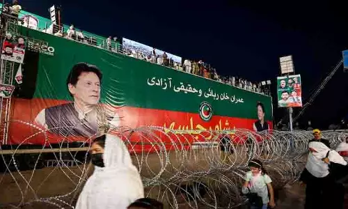 Imran Khan की हेल्थ अपडेट के बाद पत्रकार ने पाकिस्तान के आसिम मुनीर की आलोचना की Imran Khan की हेल्थ अपडेट के बाद पत्रकार ने पाकिस्तान के आसिम मुनीर की आलोचना की