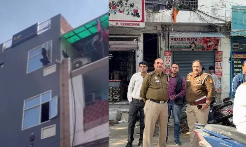 New Delhi: युवती ने होटल से छलांग लगाई, पुलिस और मेडिकल टीम सक्रिय New Delhi: युवती ने होटल से छलांग लगाई, पुलिस और मेडिकल टीम सक्रिय