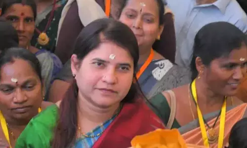 नंद्याल कलेक्टर जी. राजकुमारी ने Srisailam Temple ब्रह्मोत्सव में भक्तों के साथ की समीक्षा नंद्याल कलेक्टर जी. राजकुमारी ने Srisailam Temple ब्रह्मोत्सव में भक्तों के साथ की समीक्षा