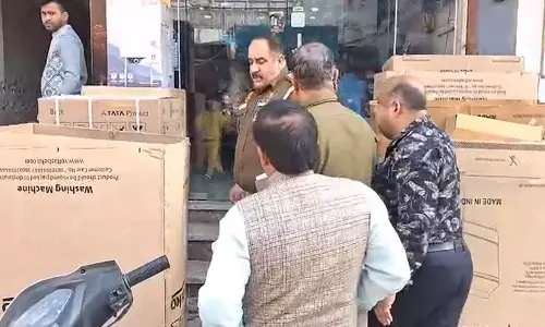 Delhi में महिला को गिरने से बचाया, दुकान कर्मचारी बना हीरो