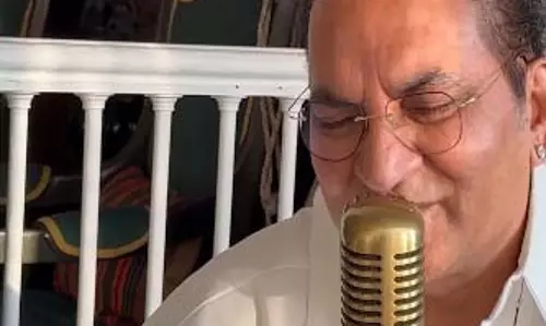 वेलेंटाइन वीक में अभिजीत भट्टाचार्य ने कपल्स को दिया सरप्राइज, गाया खास रोमांटिक गाना वेलेंटाइन वीक में अभिजीत भट्टाचार्य ने कपल्स को दिया सरप्राइज, गाया खास रोमांटिक गाना