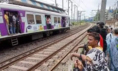 Mumbai: ठाणे में रेल हादसों पर सख्त चेतावनी Mumbai: ठाणे में रेल हादसों पर सख्त चेतावनी