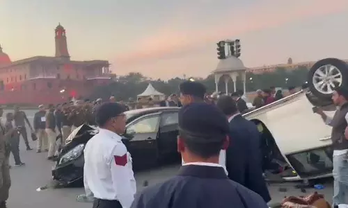 राजधानी में दो कारों की जोरदार टक्कर, एक कार पलटी, गंभीर घायल होने की सूचना