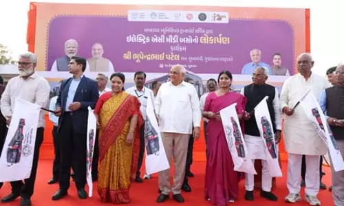 गुजरात सीएम ने एएमटीएस की 28 इलेक्ट्रिक बसों को हरी झंडी दिखाकर रवाना किया गुजरात सीएम ने एएमटीएस की 28 इलेक्ट्रिक बसों को हरी झंडी दिखाकर रवाना किया