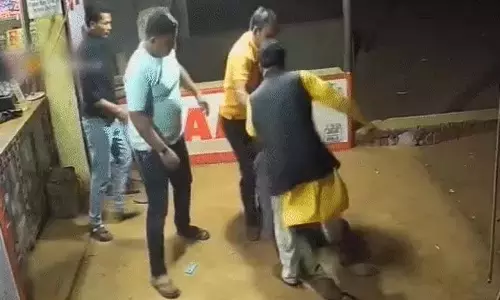 CG: दुकान लगाने को लेकर विवाद, मारपीट का वीडियो वायरल CG: दुकान लगाने को लेकर विवाद, मारपीट का वीडियो वायरल