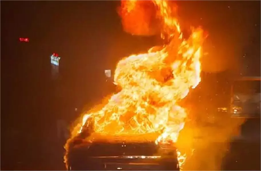 Lucknow: हाईवे पर चलती कार बनी आग का गोला Lucknow: हाईवे पर चलती कार बनी आग का गोला