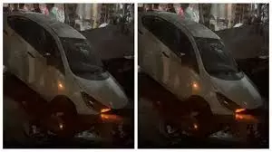 Noida: सड़क किनारे खड़ी कार नाले में जा घुसी अफरा तफरी Noida: सड़क किनारे खड़ी कार नाले में जा घुसी अफरा तफरी